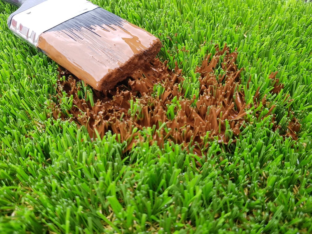 cara membersihkan rumput sinteis