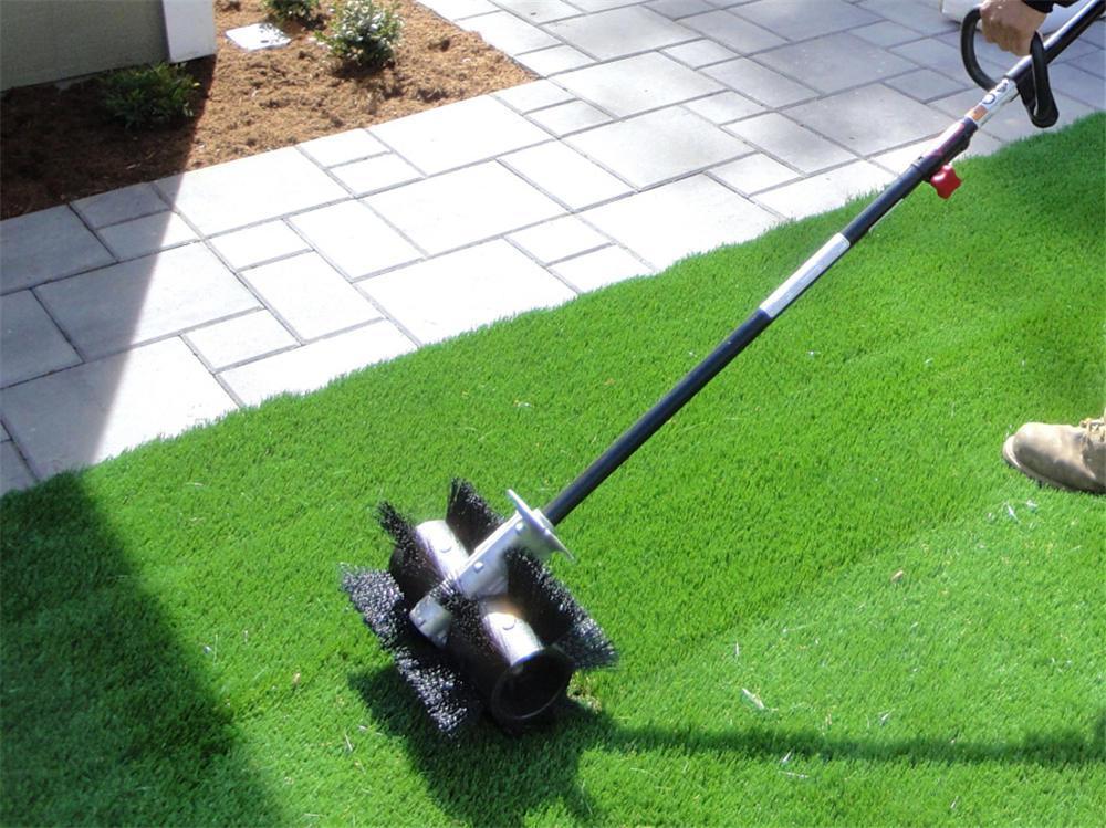 cara membersihkan rumput sintesis